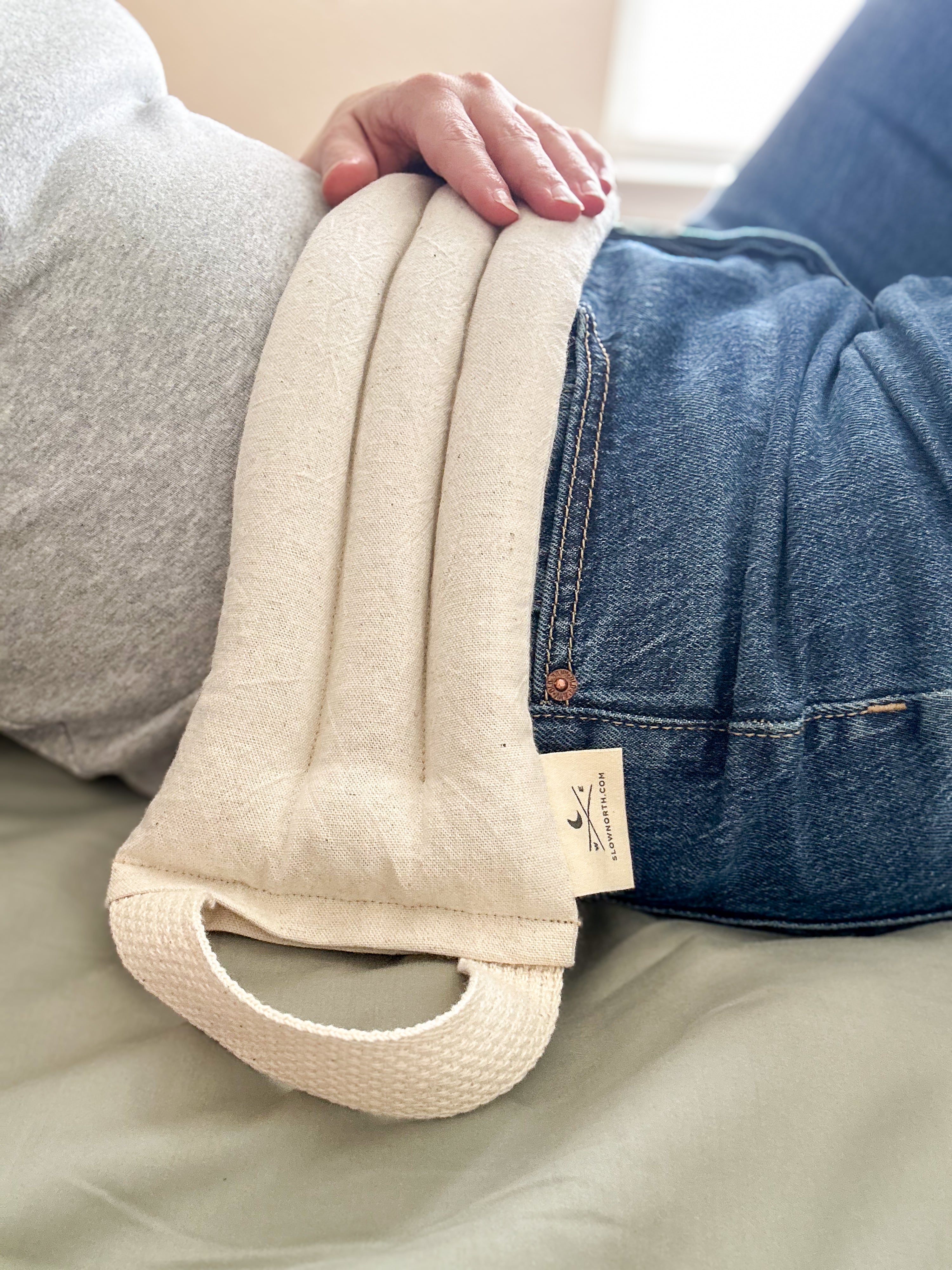 Beige yoga strap held by a person wearing jeans and a gray sweater. A natural linen and cotton weighted neck wrap to ease the stress away.
Melt away the tension: Let this cheerful therapy pack melt away the aches and pains as it drapes around your neck and shoulders.
Relax in your own way: This well-designed therapy pack neck pillow can be applied warm or cold depending on your preference.
Soothe tension & aches: Cold and warm therapy packs can work wonders for pain.
Your answer for natural relief: Des